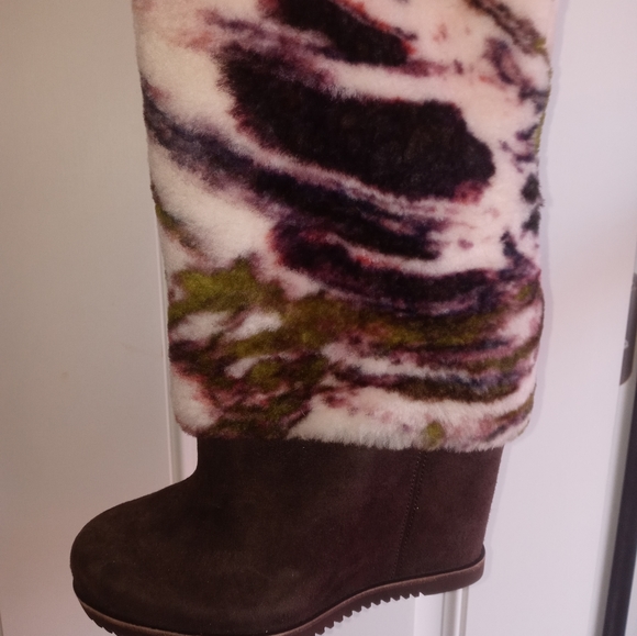 UGG Claire Tabouret Fluff Boot - Picture 3 of 9